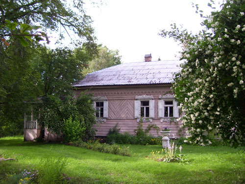 Дом, в котором с 1909 по 1958 г. периодически жила и работала писательница М. В. Ямщикова (Ал. Алтаев)
