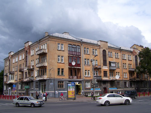 Дом, в котором в 1945 - 1949 годах жил советский писатель Л. В. Брандт