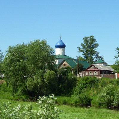Константина и Елены церковь. Вид с реки Псковы.